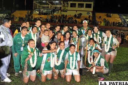 La selección femenina de fútbol de Santa Cruz con el trofeo de campeón