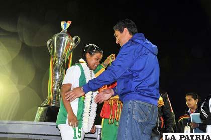 Tito Montaño hace la entrega del trofeo a la capitana de Santa Cruz 