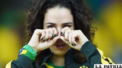 La tristeza de los brasileños reflejada en esta damita que no pudo contener sus lágrimas