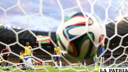 La pelota toca por segunda vez las redes con disparo de Miroslav Klose