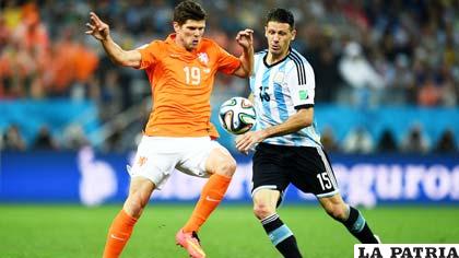 Huntelaar de Holanda disputa el balón con el argentino Demichelis 