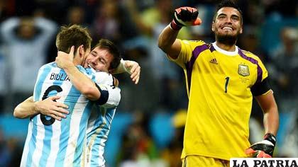 Biglia y Messi celebran lo conseguido por el portero Romero