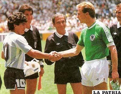 Maradona en el saludo con Rummenigge en la final de México 1986