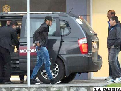 Neymar llegó en una vagoneta a la concentración de su selección