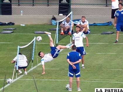 Messi le pega de chilena, ocurrió en el último entrenamiento de Argentina 