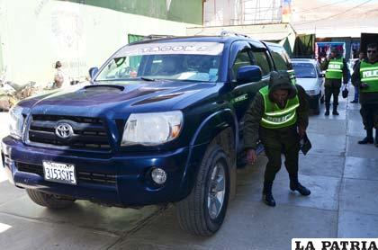 La víctima muestra cómo pasó el hecho junto al vehículo protagonista