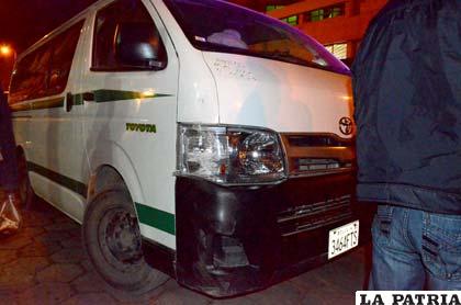 Este minibús también tuvo daños