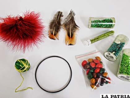 PASO  1
Estos serán los materiales que necesitamos:
Aro metálico, en este caso, una pulsera.
Hilo. Cualquier hilo servirá, yo cogí este para ganchillo en degradé de colores. Abalorios. Plumas.