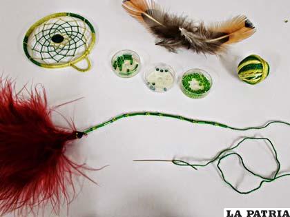 PASO 6 
Para finalizar, cose o pega una pluma en el extremo de un hilo, introduce cuentas en él y cósela debajo del aro, en el centro.
Haz lo mismo con los otros dos colgantes, con otras plumas y un poco más cortas.