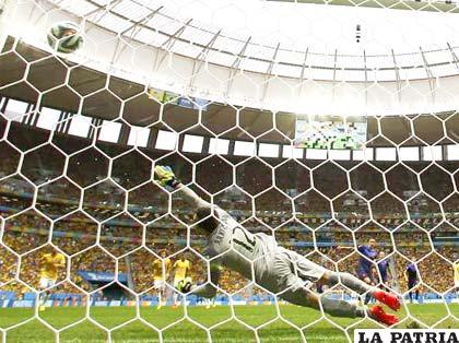 Buena la definición de Van Persie de penal
