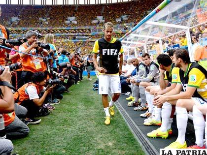 Neymar ingresa a la banca de suplentes ante una multitud de fotográfos