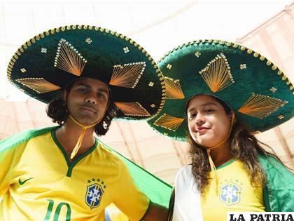 Mexicanos hinchas de la selección de Brasil
