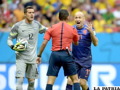 Robben le reclama de manera airada al árbitro Djamel Haimoudi