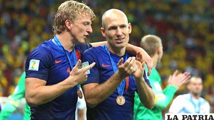 Arjen Robben, a pesar de recibir la medalla, no deja de esta triste por no alcanzar el primer lugar