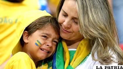 Un niño no deja de llorar por la derrota de su selección