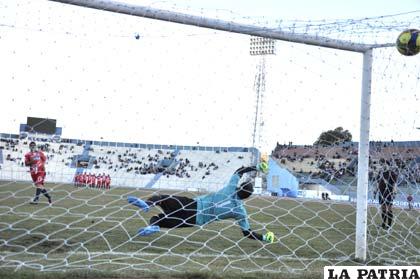 Carlos Lampe no pudo contener ningún penal