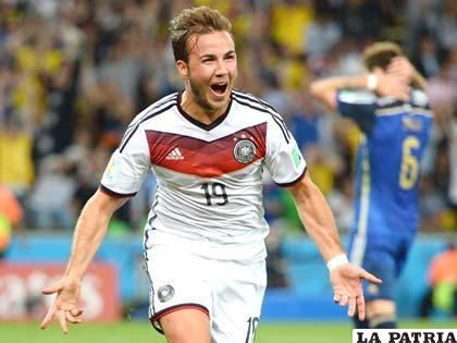 Mario Götze celebra el gol que anotó 