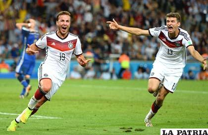La celebración del gol alemán, Mario Götze (19), junto a Thomas Müller 