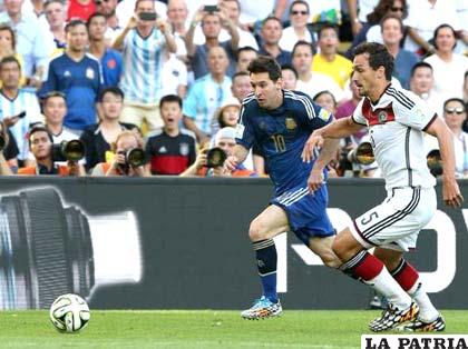 Messi y Hummels en la disputa del balón durante el partido final jugado en el Maracaná