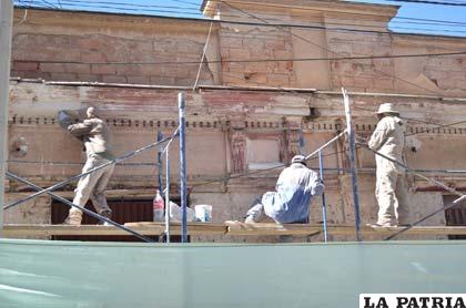 Trabajo arduo en la restauración de la fachada del Mercado “Fermín López”