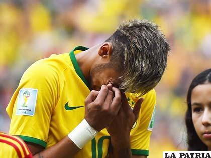 Neymar echó en llanto al entonar el himno de su país