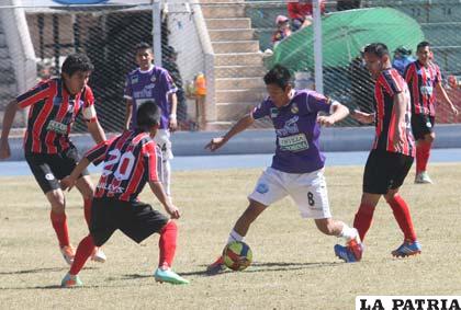 Una acción del partido que se disputó en Potosí 