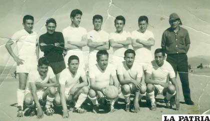 El equipo de fútbol de Uyuni en 1965