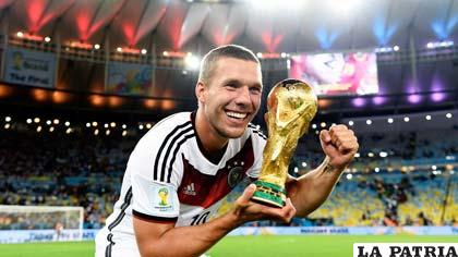 Lukas Podolski presumiendo la Copa del Mundo