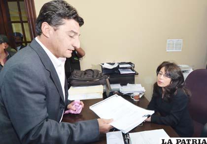 Johnny Torres, del MNR, entrega documentos de alianza PDC-MNR