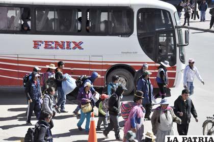 Personas continúan abordando buses fuera de la Terminal