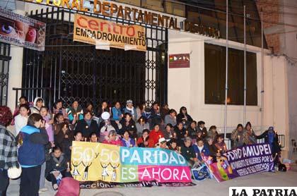 Vigilia en exteriores del Tribunal Supremo Electoral