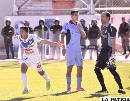 Ariel Juárez sabe de hacerle goles a Bolívar