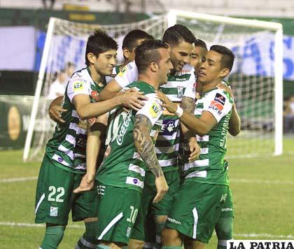 El festejo de los jugadores de Oriente Petrolero