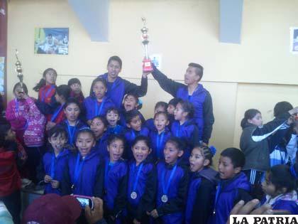 Los integrantes del club Li-Ning con los trofeos y medallas