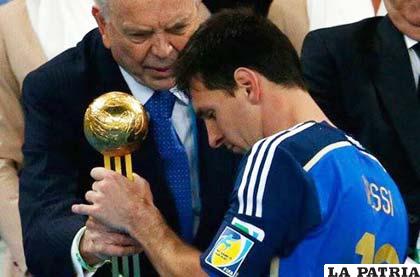 Messi no recibió el trofeo con mucho agrado