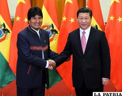 Presidente de la República Popular China, Xi Jinping, junto al Presidente Evo Morales