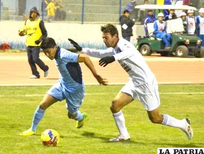 El orureño Erwin Saavedra con el dominio de la pelota