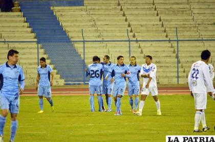 Los jugadores de Bolívar celebran el gol que anotó Leandro Maygua
