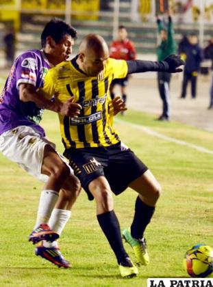 Cristaldo intenta dominar el balón