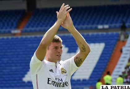 Toni Kroos fue presentado ante la hinchada del Real Madrid