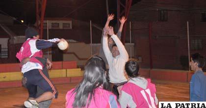 Durante los entrenamientos de los deportistas del handball