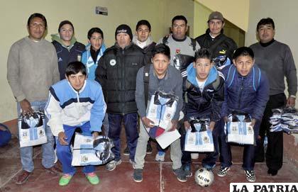 Los seleccionados recibieron la indumentaria deportiva del Sedede 