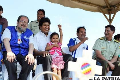 Presidente Evo Morales con una niña en Montero