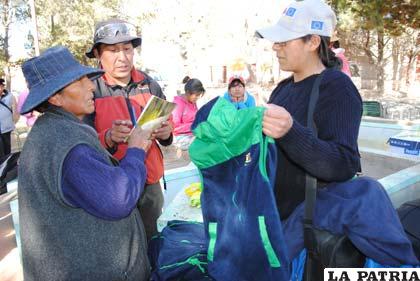 Entregan material de trabajo a comunarios de Machacamarca