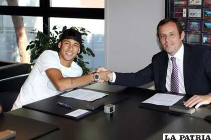 Neymar junto a Sandro Rosell
