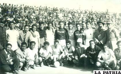 La selección orureña de 1950 durante su participación en el certamen nacional de Llallagua