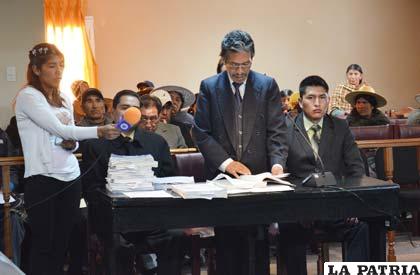 El juez Huarachi durante su informe en la Brigada Parlamentaria