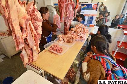 Ministra Teresa Morales informo que la venta de carne se realiza en el mercado de Villa Fátima a precio menor y distribuido por Emapa