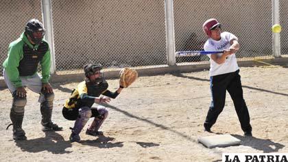 Una acción de la victoria de CESU en softbol damas