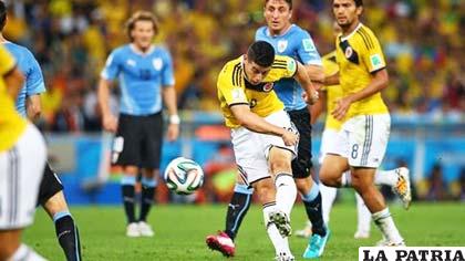 Rodríguez en el remate que terminó en gol a Uruguay